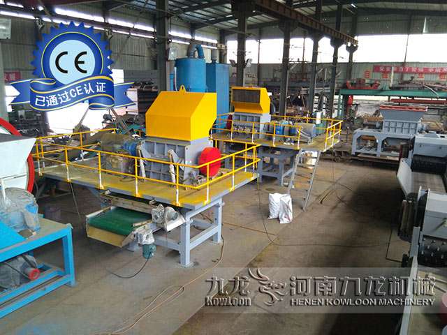 橡膠管材粉碎處理現(xiàn)場