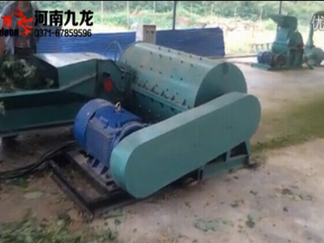 新型飼料粉碎處理現(xiàn)場