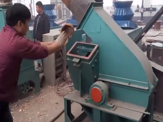 椰子殼粉碎處理現(xiàn)場