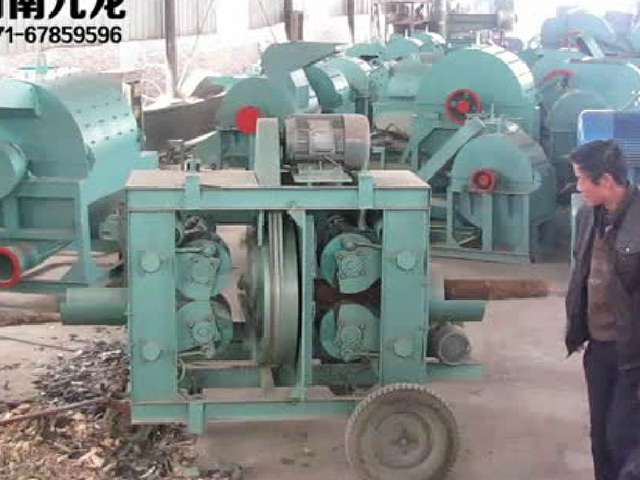 木材剝皮處理現(xiàn)場