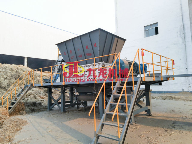 吉林大型稻草捆破碎處理現(xiàn)場