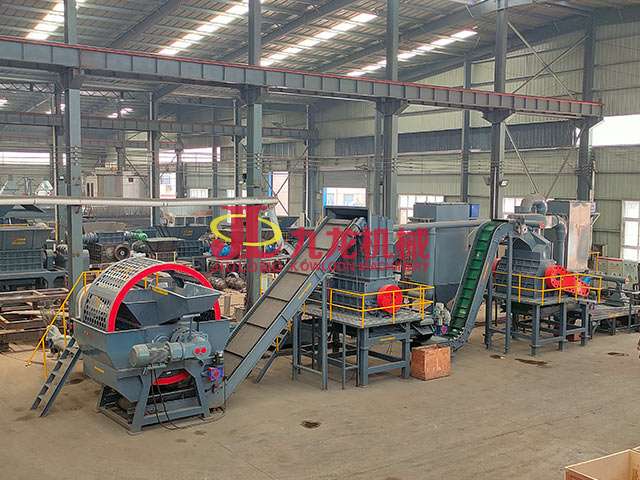 廢舊輪胎破碎處理現(xiàn)場(chǎng)