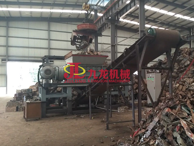 廢舊鐵壓塊回收處理現(xiàn)場(chǎng)