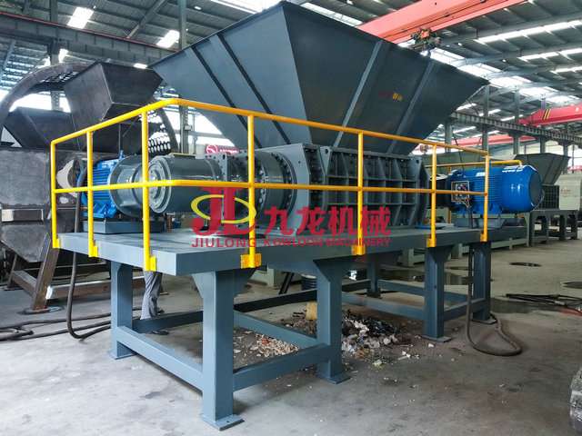 廢鋼絲撕碎回收處理現(xiàn)場