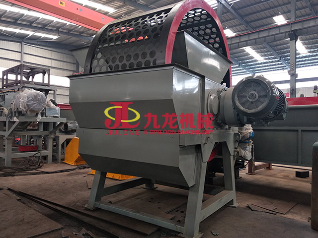 大型廢舊輪胎處理現(xiàn)場