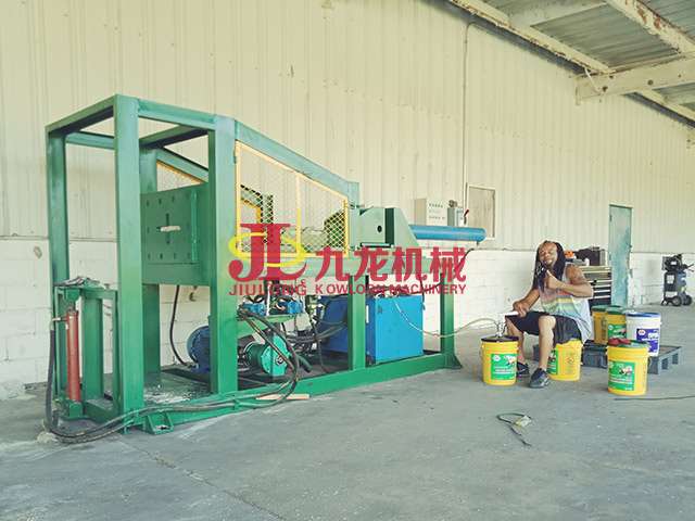 廢舊橡膠輪胎拉絲機處理現(xiàn)場