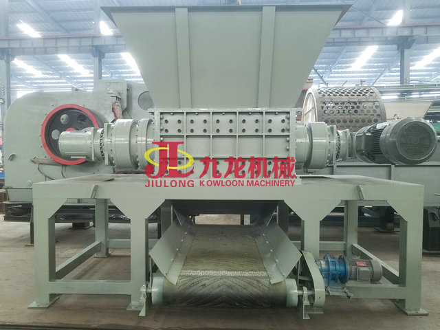 紙廠廢舊紙管處理現(xiàn)場