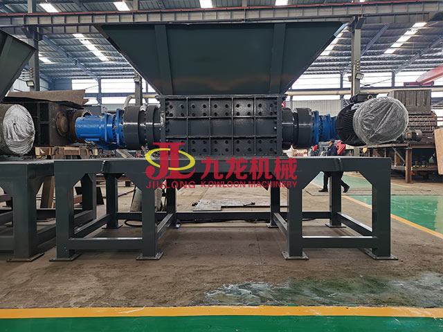 塑料桶回收處理現(xiàn)場