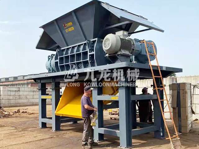 波蘭廢舊金屬撕碎機(jī)現(xiàn)場(chǎng)
